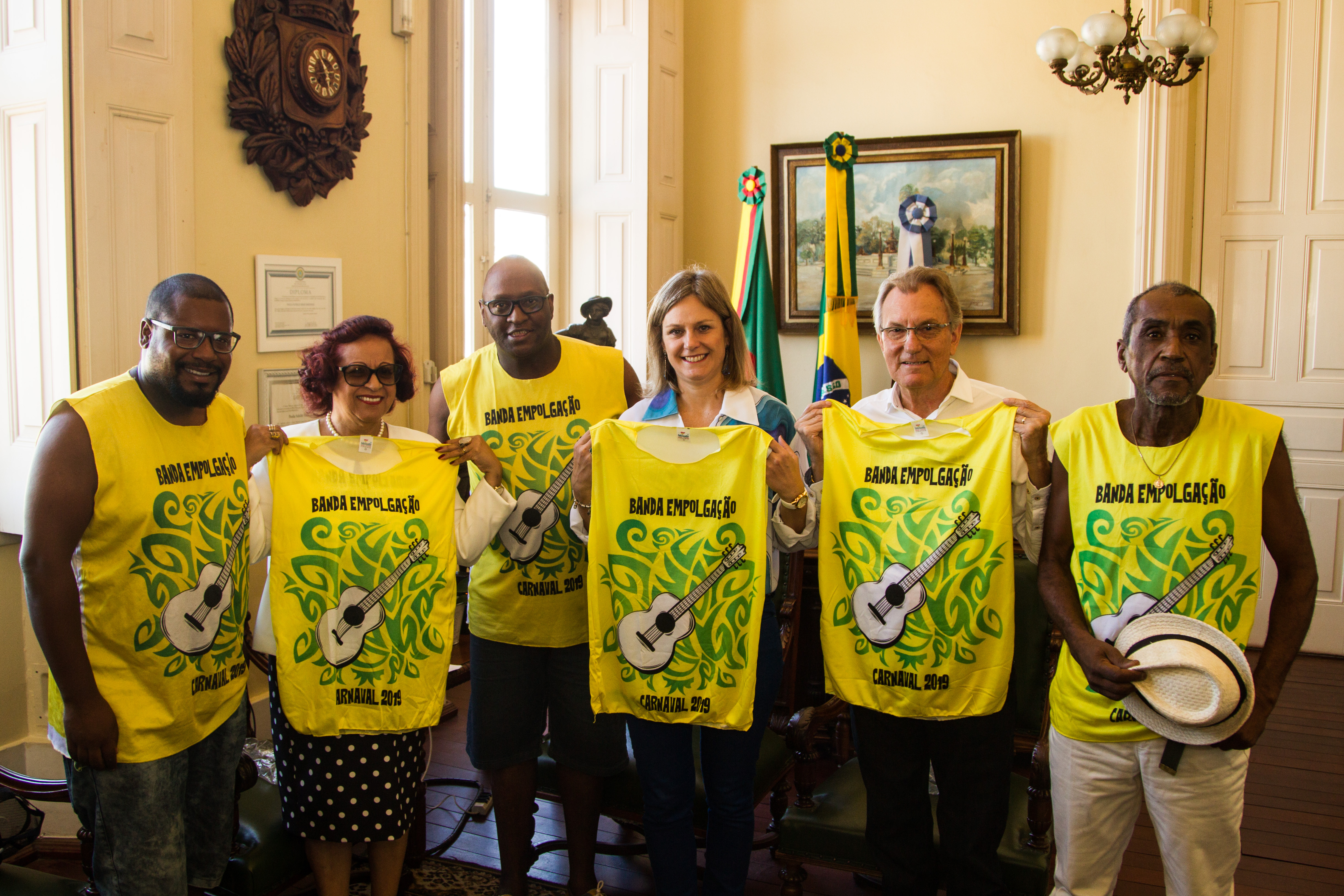 Secretária de Governo também recebeu abadá da entidade carnavalesca. Apresentação ocorre dia 9