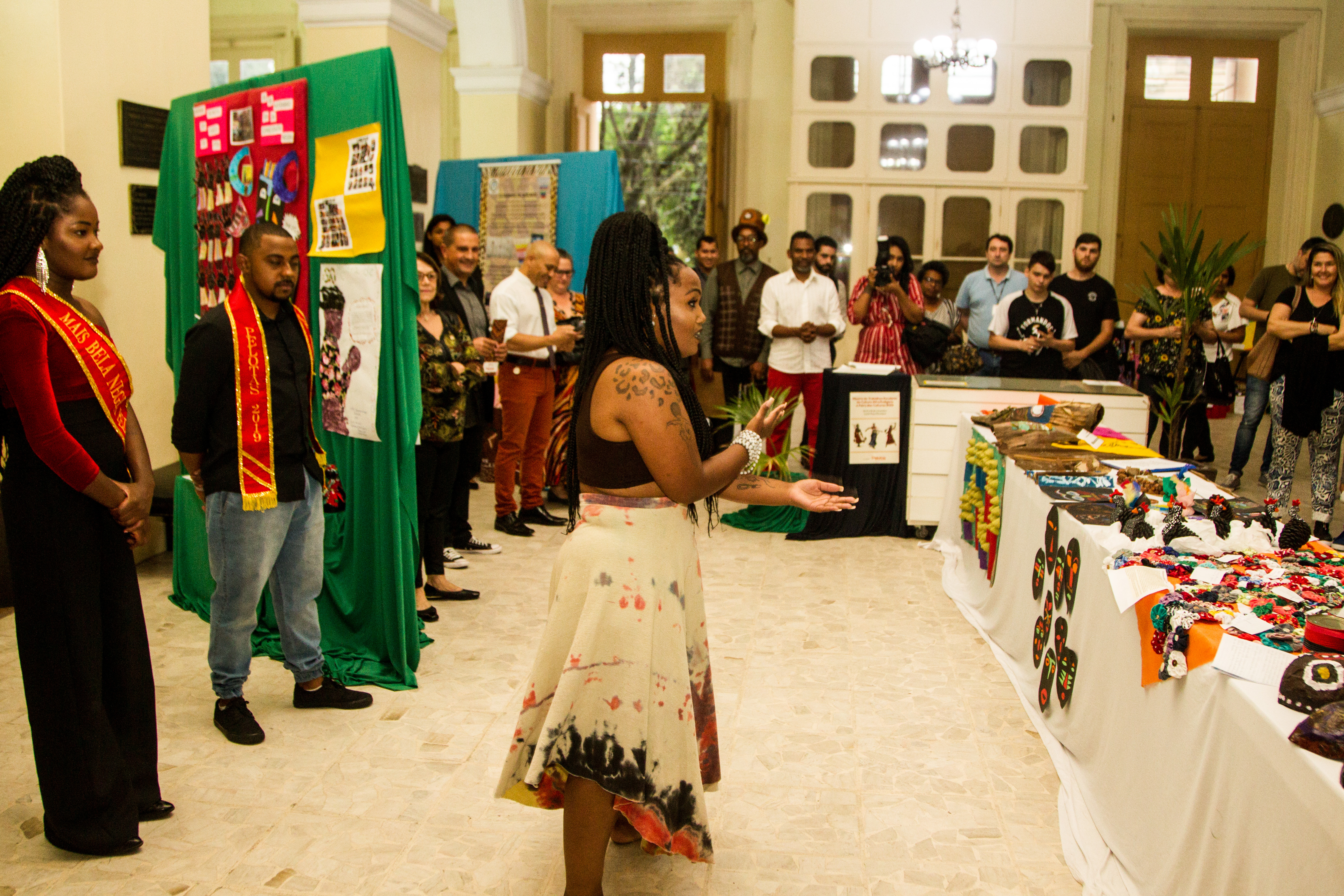 Programação foi aberta na noite de quarta, com apresentações culturais na Prefeitura, e pedidos de resistência