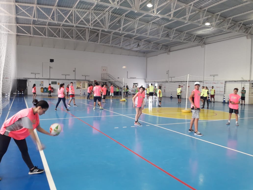 Projeto de iniciação à prática do vôlei reuniu cerca de 150 alunos no Ginásio Municipal