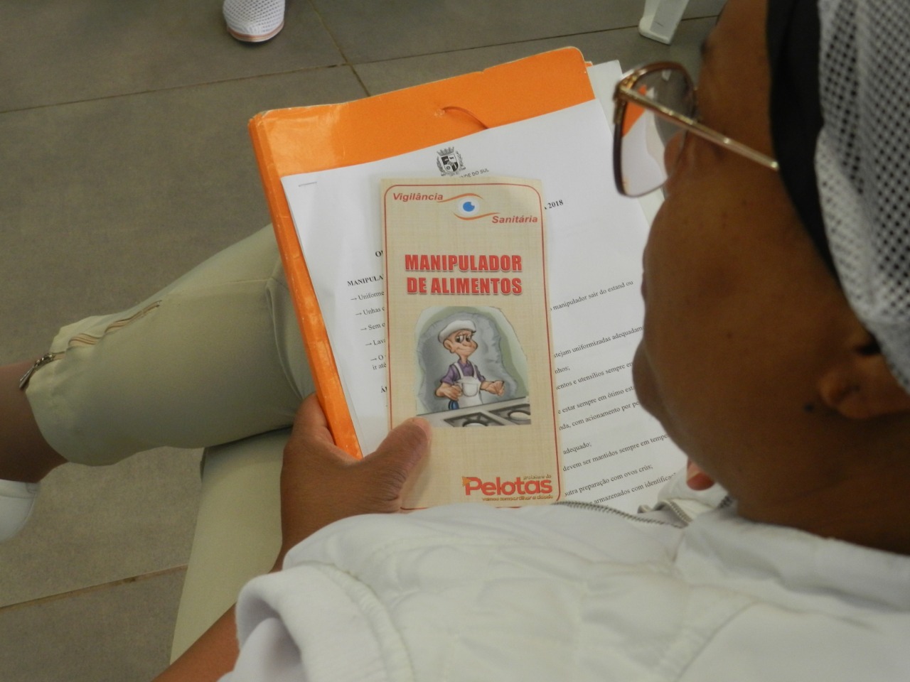 Fiscais sanitários falaram de normas de segurança alimentar e necessidade do Alvará em dia e à vista do público