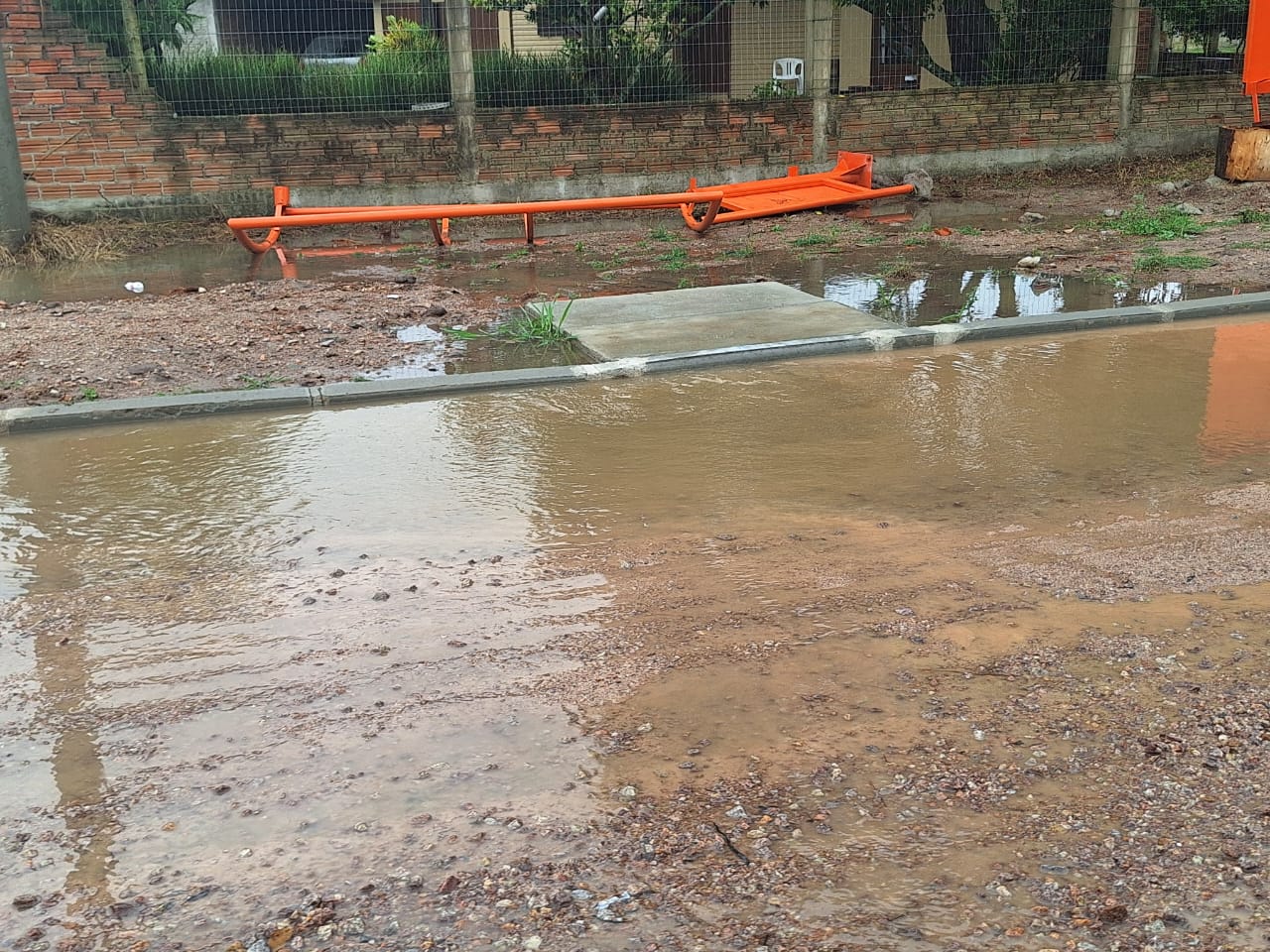 Limpeza de valetas de ruas laterais à avenida Quatro foi importante para o bom andamento da requalificação
