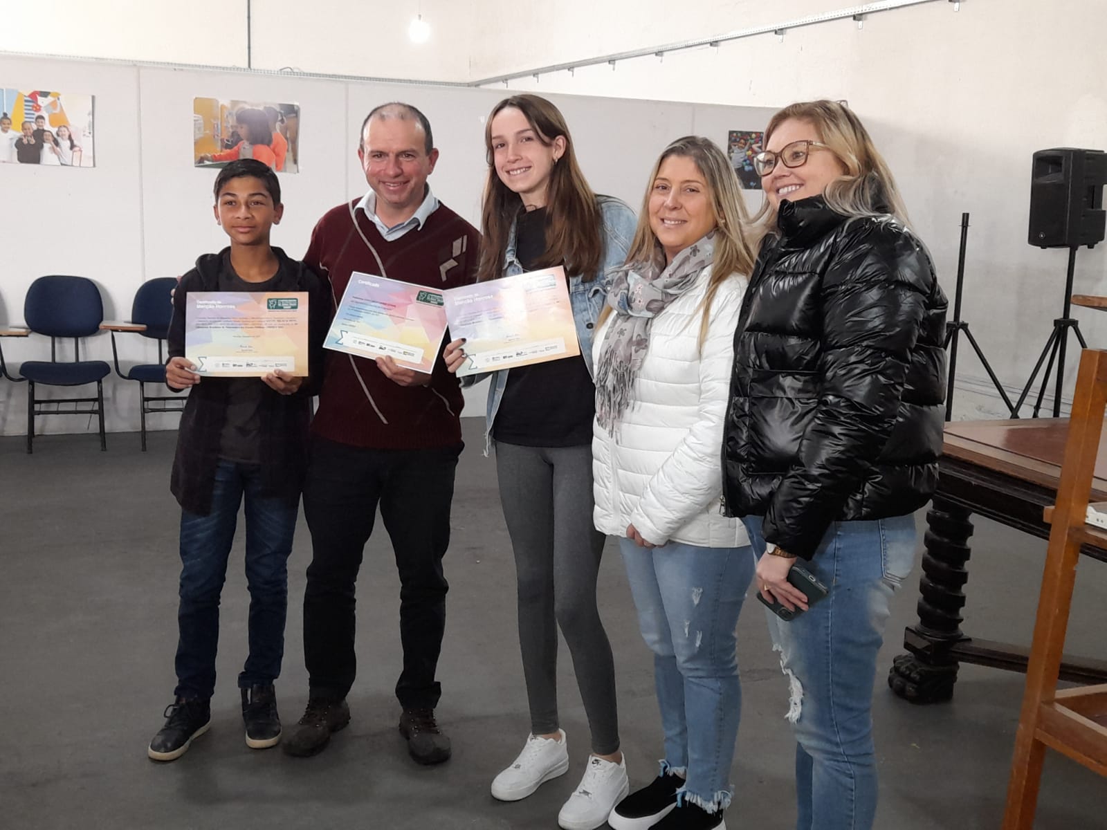 Dois estudantes da rede municipal receberam certificados de menção honrosa da 16° Edição da Olimpíada Brasileira de Matemática das Escolas Públicas (Obmep)