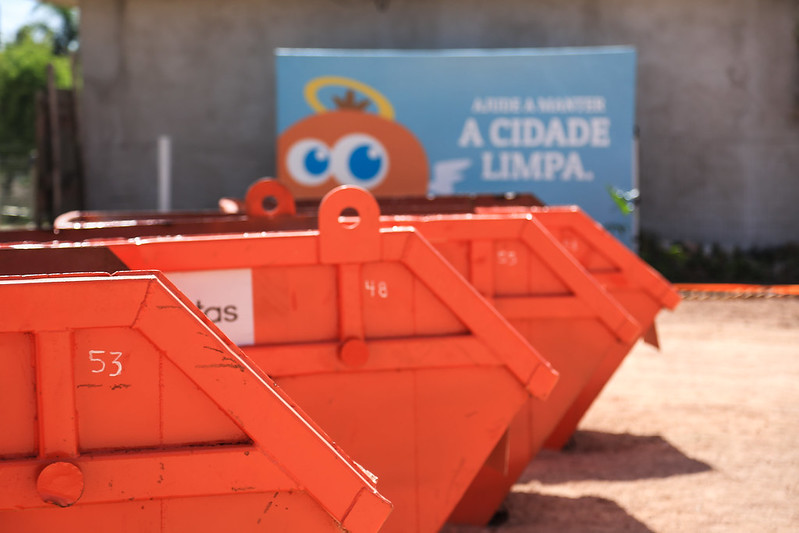 Galhos, móveis, madeira, metais, vidro e restos de obras preencheram 204 coletoras