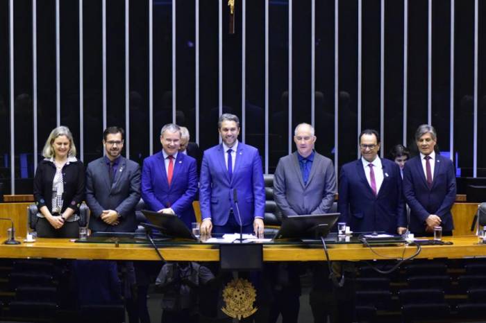 Sessão solene proposta pelo deputado federal Daniel Trzeciak ocorreu nesta quinta-feira (30) com a presença de representantes da comunidade acadêmica