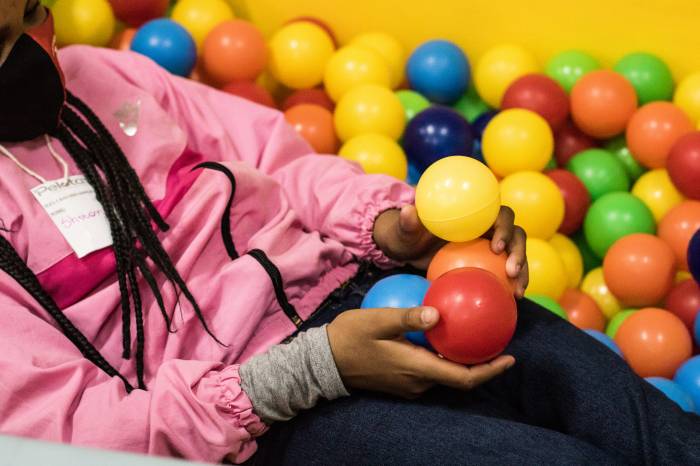 Atividades em casas de eventos são oferecidas às crianças e adolescentes atendidos pelos serviços de assistência social do município