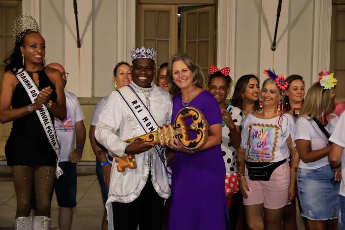 Prefeita Paula entrega a chave da cidade ao Rei Momo em evento que contou com o lançamento da Campanha Não é Não e do concurso de conjuntos vocais