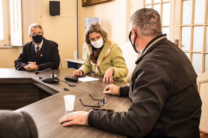 Durante encontro, a chefe do Executivo também recebeu o relatório final da Comissão de Direitos e Prerrogativas da Câmara Municipal