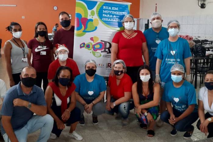 Pessoas em situação de vulnerabilidade e famílias atendidas pelos serviços de proteção social do Município receberam almoço e ceia, além de kits de higiene como prevenção ao coronavírus