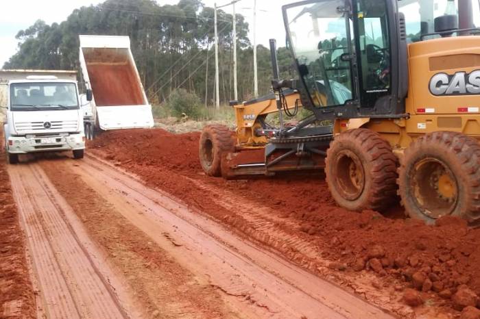 Roçado nas laterais das estradas, conservação de valetas e bueiros, patrolamento e outras intervenções são realizadas de acordo com o cronograma