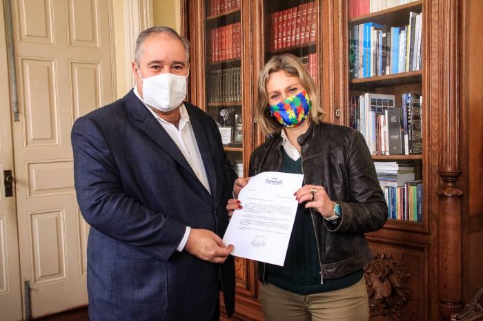 A prefeita Paula Mascarenhas recebeu o comunicado oficial da outorga do título ‘Medalha Dr. Nunes Vieira’, concedida a Henrique Pires