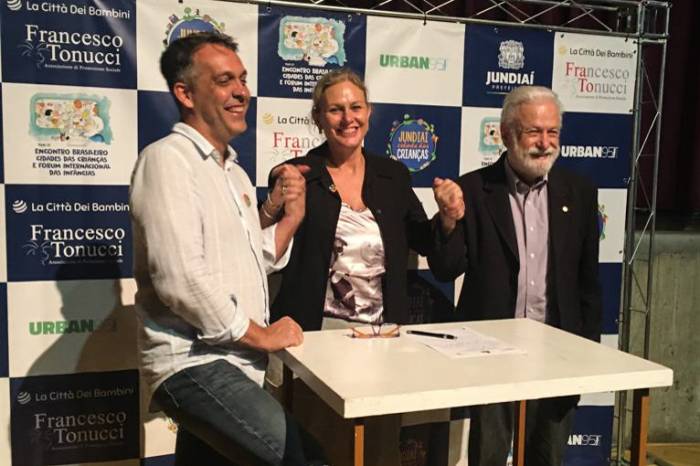 Prefeita Paula assinou carta de adesão à Rede no Fórum Internacional das Infâncias