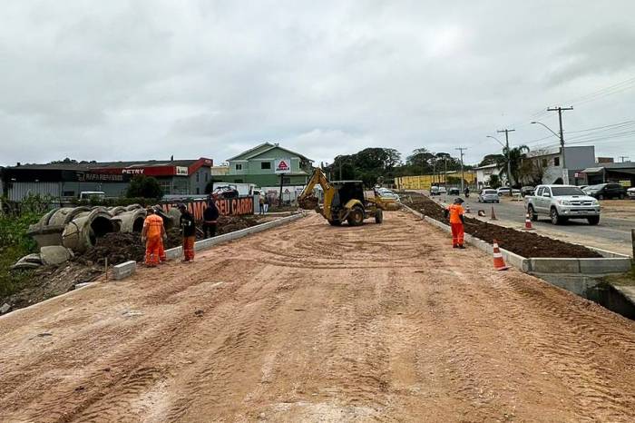 Estão em andamento e em fase de conclusão a colocação de meios-fios e a base de brita. Próxima etapa é de imprimação seguida do asfaltamento