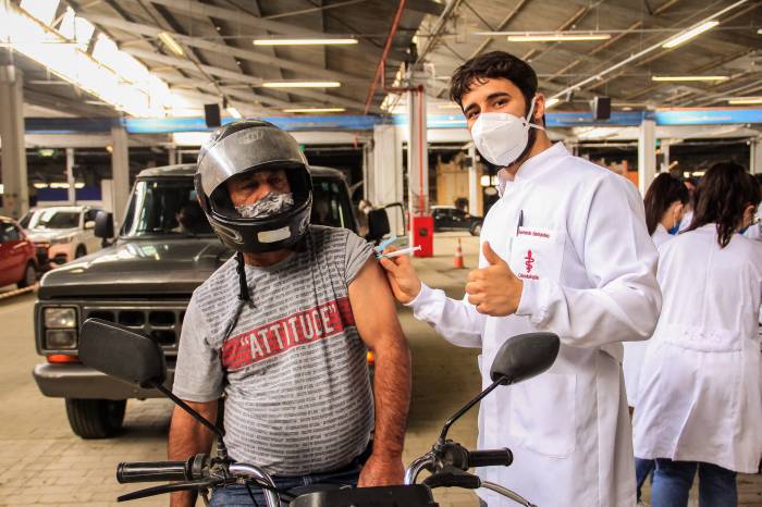 A ação desta terça-feira (14) foi destinada à aplicação da segunda dose em pessoas com 58 e 57 anos. Nos bairros, a proteção foi para pessoas a partir de 59 anos