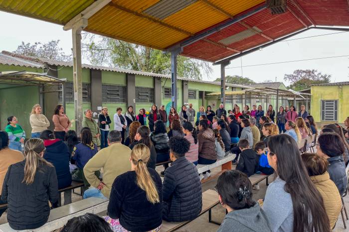 Junto de sua equipe técnica, a titular da pasta ouviu as demandas da comunidade e falou sobre a afastamento da equipe diretiva da escola na última quarta-feira (27)