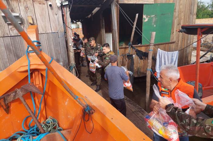 Cerca de 40 famílias retornaram às suas moradias nesta quinta-feira. Mutirão conta com apoio do Exército