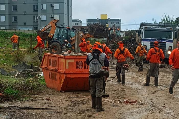 Rua General Portinho, que tem sido utilizada para descarte irregular de lixo, ganha a partir desta quarta-feira (3) frente de trabalho de limpeza, além de melhorias como traçado, meio-fio e pavimentação