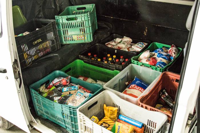 Pontos de vacinação recebem doações de alimentos, ração animal e material de higiene e limpeza