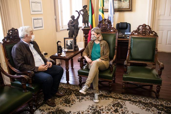 Paula e Fernando Estima discutiram questões estratégicas sobre o desenvolvimento da região sul do Estado. Os gestores encontraram-se no Paço Municipal