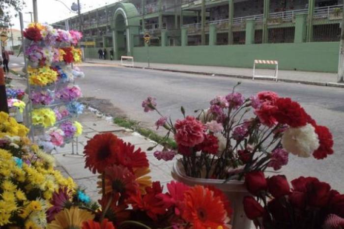 Estão incluídos a manutenção dos entornos, a comercialização de flores e a segurança