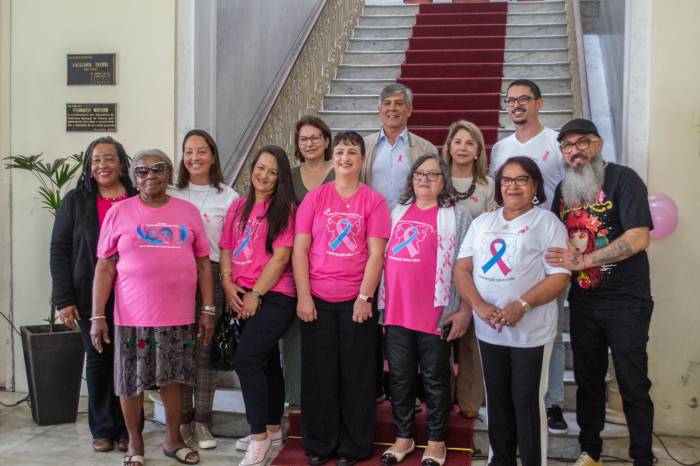 Saguão da Prefeitura foi ocupado por dezenas de pessoas engajadas com o Outubro Rosa