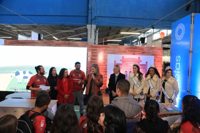 Ato em homenagem aos jovens que representam Pelotas e ganham campeonatos realizou-se na Fenadoce. Certificado foi entregue ao Município como agradecimento pelos investimentos no projeto