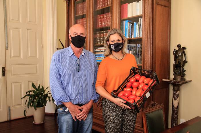 Convite foi entregue pelo presidente da Associação dos Comerciantes de Hortifrutigranjeiros de Pelotas, que promove o evento