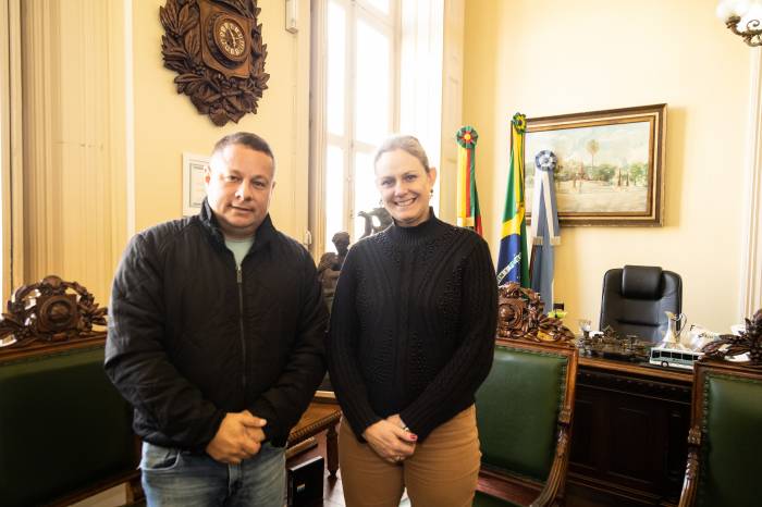 Paula e Anderson Garcia discutem possibilidade de melhorias na rua Frontino Vieira, que liga as avenidas Duque de Caxias e Theodoro Müller