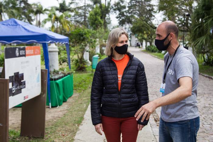 A atividade ocorreu no Parque da Baronesa e contou com doações de árvores, exposição de cães disponíveis para doação e oficinas de plantio