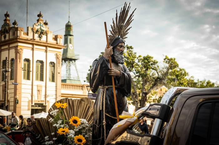 Santo considerado o padroeiro da cidade foi celebrado com carreata pelas principais vias do Município