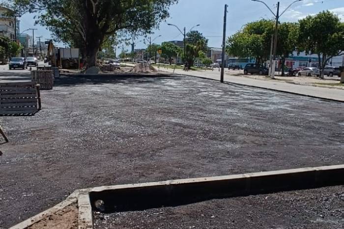 Trecho de 150 metros recebe emulsão asfáltica preparatória para a pavimentação