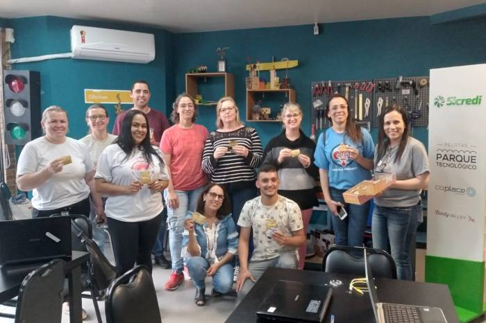 Docentes dos Clubes de Robótica e Aprendizagem Criativa participam de formação em tecnologia micro:bit