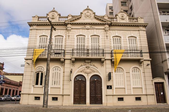Prédios históricos já estão com bandeirolas coloridas que identificam o nível de tombamento. O Dia do Patrimônio 2021 ocorrerá nos dias 13, 14 e 15 de agosto e, pelo segundo ano, será em formato virtual