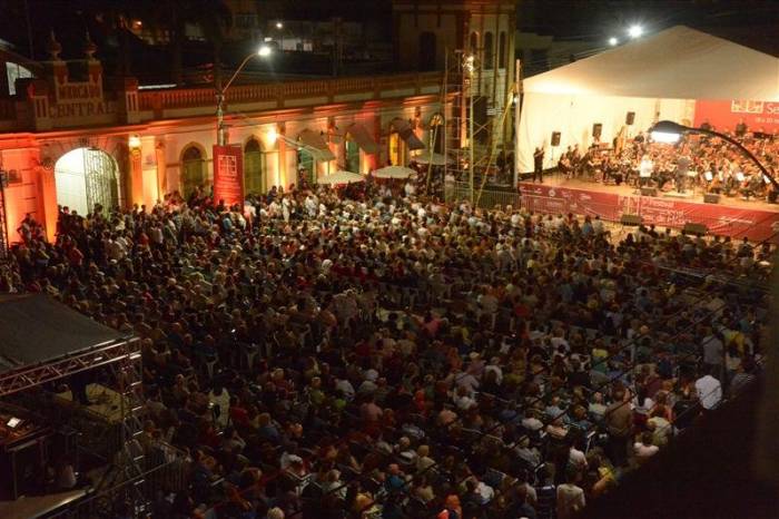 Já nos primeiros 4 dias haverá apresentações em hospitais, igrejas e outros espaços públicos. Nos 12 dias, 18 atrações terão tradução simultânea em Libras.