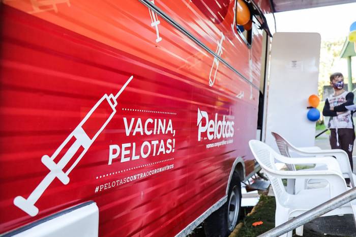 Na próxima semana, pais e responsáveis podem levar crianças com um ano ou mais para receberem a vacina contra a pólio na unidade. Também será possível atualizar a Caderneta de Vacinação nos bairros Fragata, Três Vendas, Areal e Centro