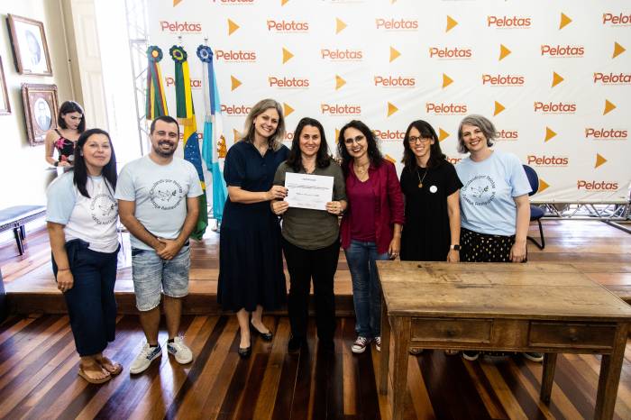 Servidores receberam certificados de formação para atuar junto às escolas da rede municipal, Cras, Creas e Cime