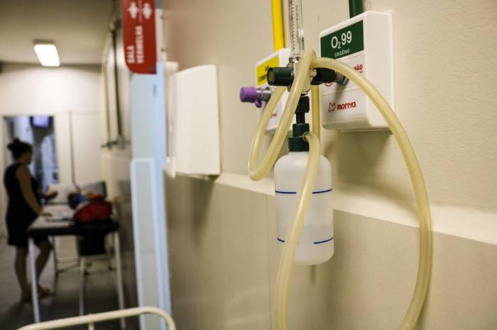 Nas últimas semanas, os atendimentos a crianças aumentaram 40% na UPA e no Pronto Socorro. Equipes das UBSs estão sendo preparadas para absorver crescimento do número de pacientes