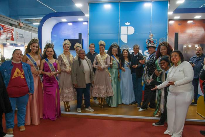 Prefeito Marroni, secretários, vereadores e representantes de entidades carnavalescas participaram da cerimônia, na noite desta sexta-feira