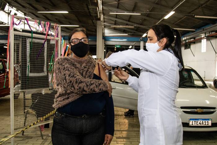 Informações divulgadas no Painel Covid-19 mostram que 135.317 imunizantes, de 1ª dose, já foram aplicados na cidade. Neste domingo (27), 2.2 mil pessoas com 49 e 48 anos receberam a proteção