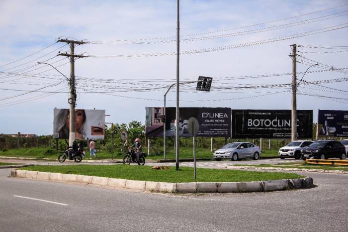 Equipamento foi danificado e técnicos da Prefeitura trabalham na recuperação. Placas de PARE e agentes de Trânsito nos horários de pico controlam o movimento