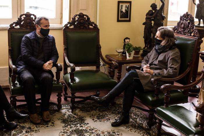 Prefeita Paula Mascarenhas agradeceu, ao sacerdote da Catedral, a realização do cortejo motorizado