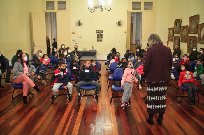 Vinte e sete alunos de escolas de Educação Infantil foram recebidos pela prefeita, dentro da programação das comemorações dos 210 anos de Pelotas
