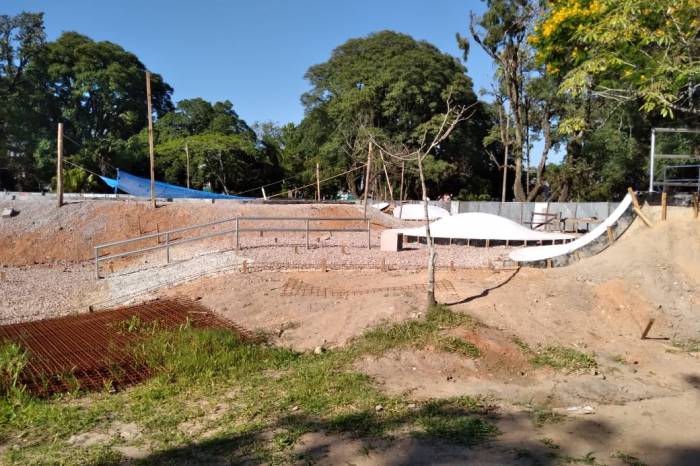 Após recesso de fim de ano, empresa retorna ao trabalho de concretagem da pista de skate