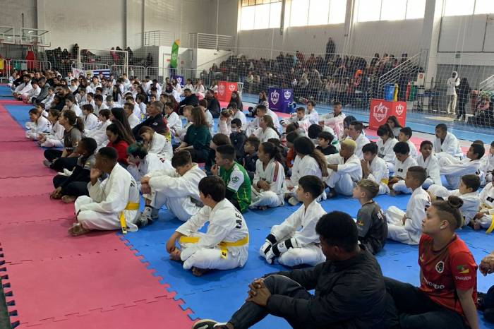 Quem Luta não Briga foi o promotor do evento no domingo (18) em Pelotas. Projeto que integra o eixo de Prevenção Social do Pacto Pelotas pela Paz envolve no esporte crianças em vulnerabilidade social