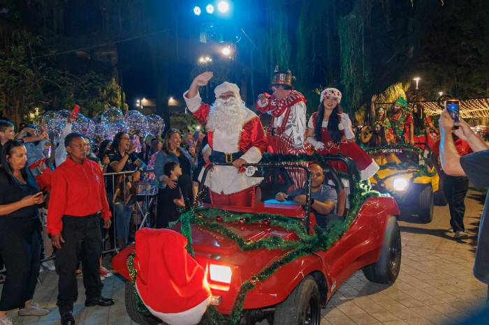 Evento reuniu milhares de pessoas para a entrega da chave de Pelotas ao Papai Noel