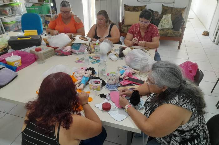 O ano começou com o curso de bichos e bonecos de pano que reuniu 12 mulheres