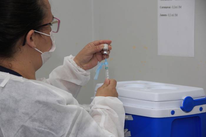 Pessoas que receberam a primeira dose entre 28 de junho e 10 de julho podem procurar os locais definidos para receber o complemento a partir de segunda-feira