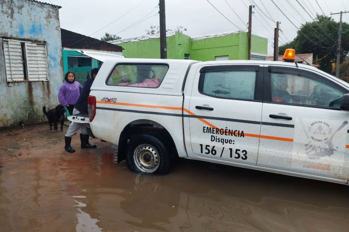 Defesa Civil, Corpo de Bombeiros e Secretaria de Serviços Urbanos e Infraestrutura atuam na remoção de famílias que pediram ajuda para deixar suas casas na Farroupilha