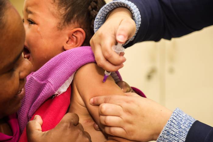 Aplicações se iniciam nesta segunda-feira (21), no Centro de Especialidades e no ambulatório da UCPel, mediante agendamento. Primeiro grupo a ser imunizado é o de crianças de seis meses a 2 anos com as comorbidades previstas