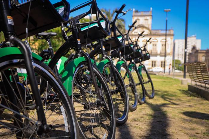 Reabertura foi realizada na praça Coronel Pedro Osório, um dos sete pontos estratégicos escolhidos para a retirada das bicicletas