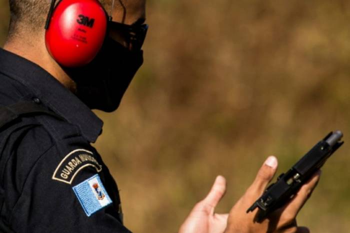 Qualificação para uso do novo armamento foi concluída por 13 integrantes do órgão de segurança. Curso foi aplicado por profissionais da GM de Pelotas e de Porto Alegre